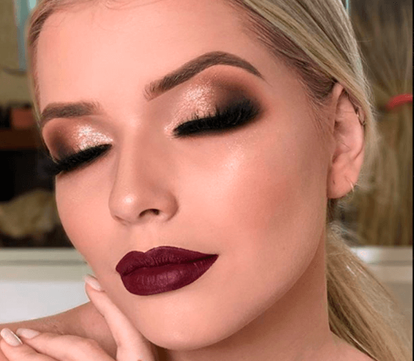 Batom vinho em maquiagem