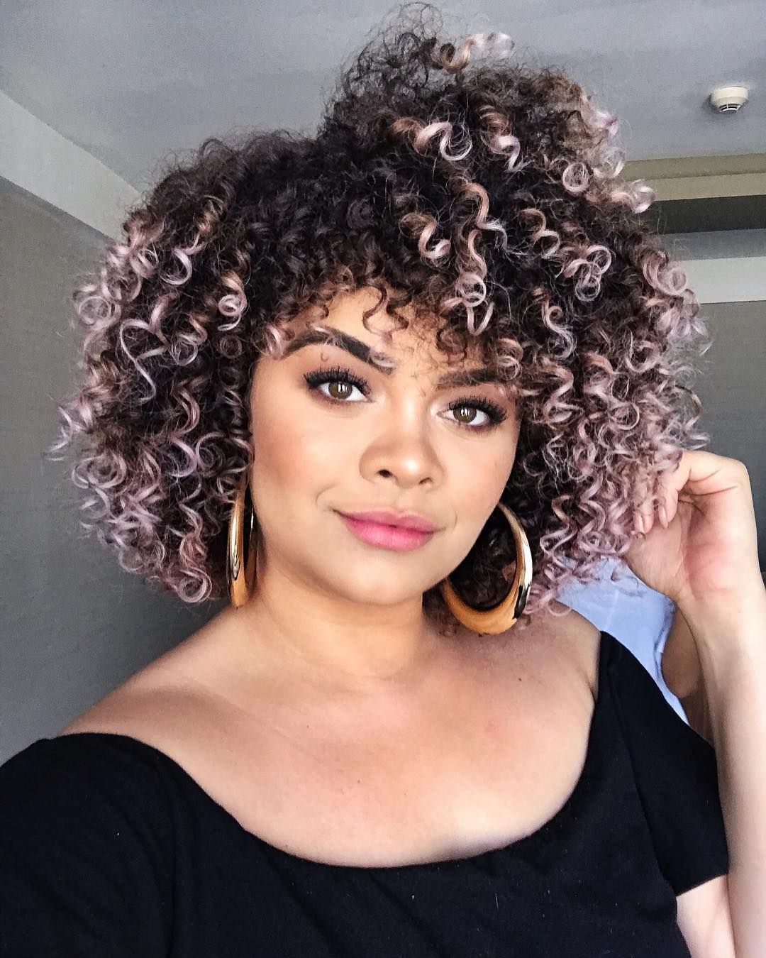 Cabelo curto cacheado para rosto redondo