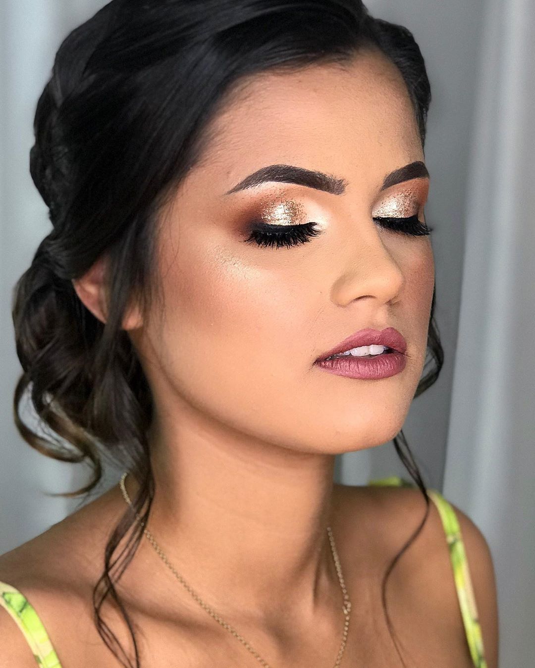 olho esfumado com glitter dourado