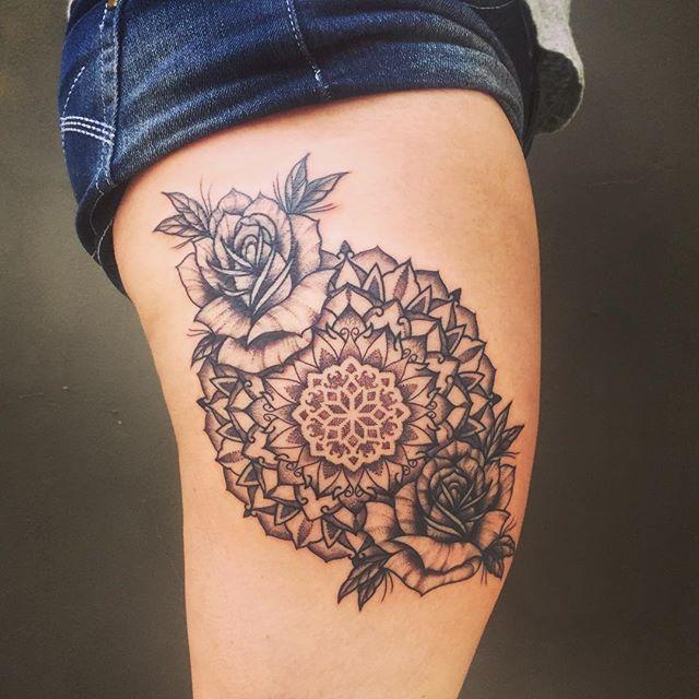 tatuagem na coxa em forma de mandala