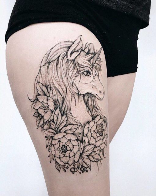 tatuagem feminina de unicórnio na coxa
