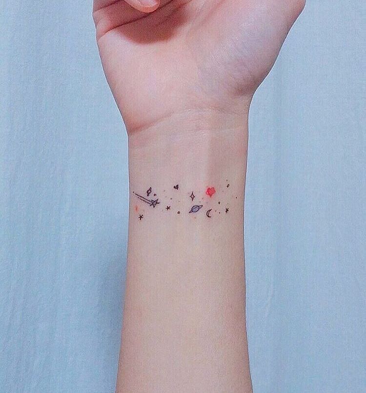 tatuagem feminina delicada minimalista