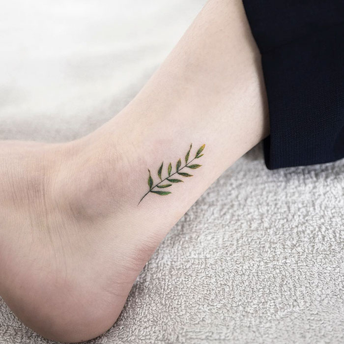tatuagem feminina delicada minimalista