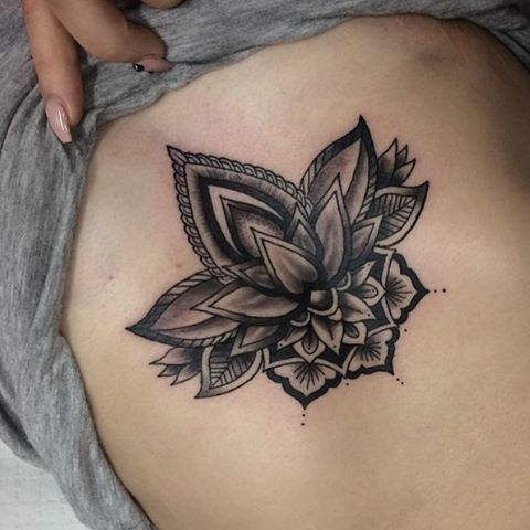 Tatuagem feminina de flor de lótus na barriga Tatuagem feminina de flor de lótus na barriga