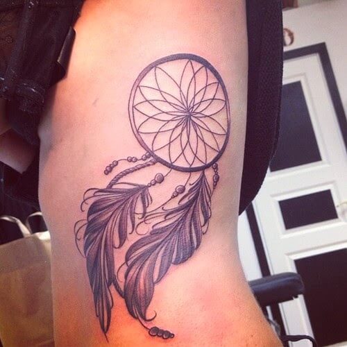 Tatuagem na barriga de filtro de sonhos femininos Tatuagem na barriga de filtro de sonhos femininos