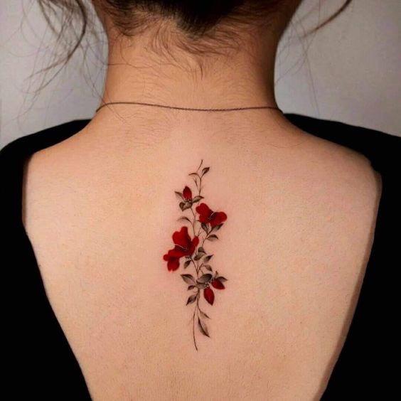 Tatuagem feminina nas costas com flores (Pinterest)