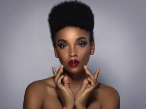 Maquiagens básicas para usar em qualquer evento. Foto mulher negra maquiada com batom vermelho