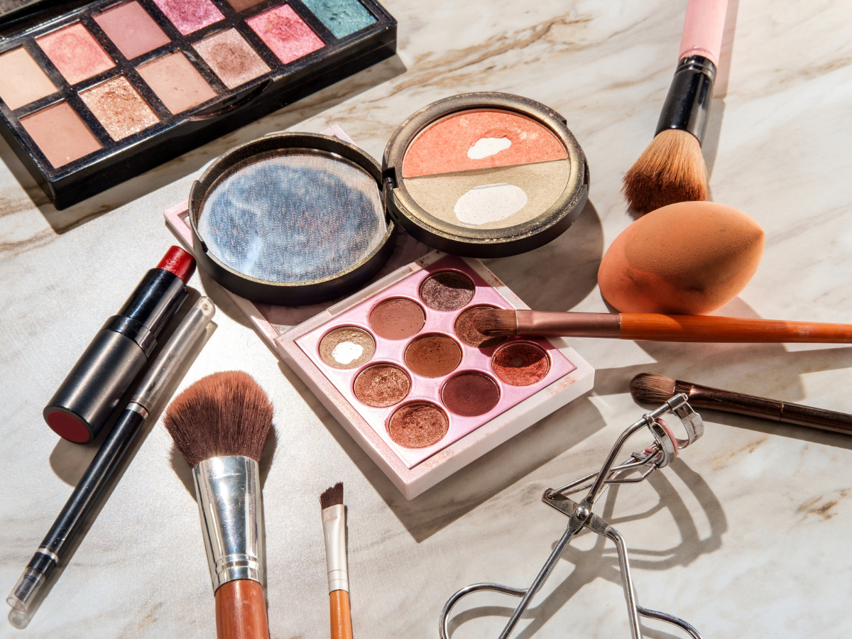 Itens essenciais na necessaire de maquiagem. Foto diversas maquiagens sobre a mesa