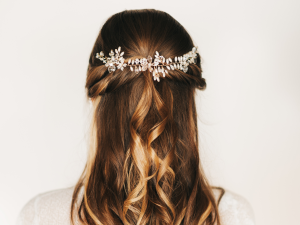 Penteados mais lindos das noivas. Foto aparece um cabelo semi preso com acessório em pérolas