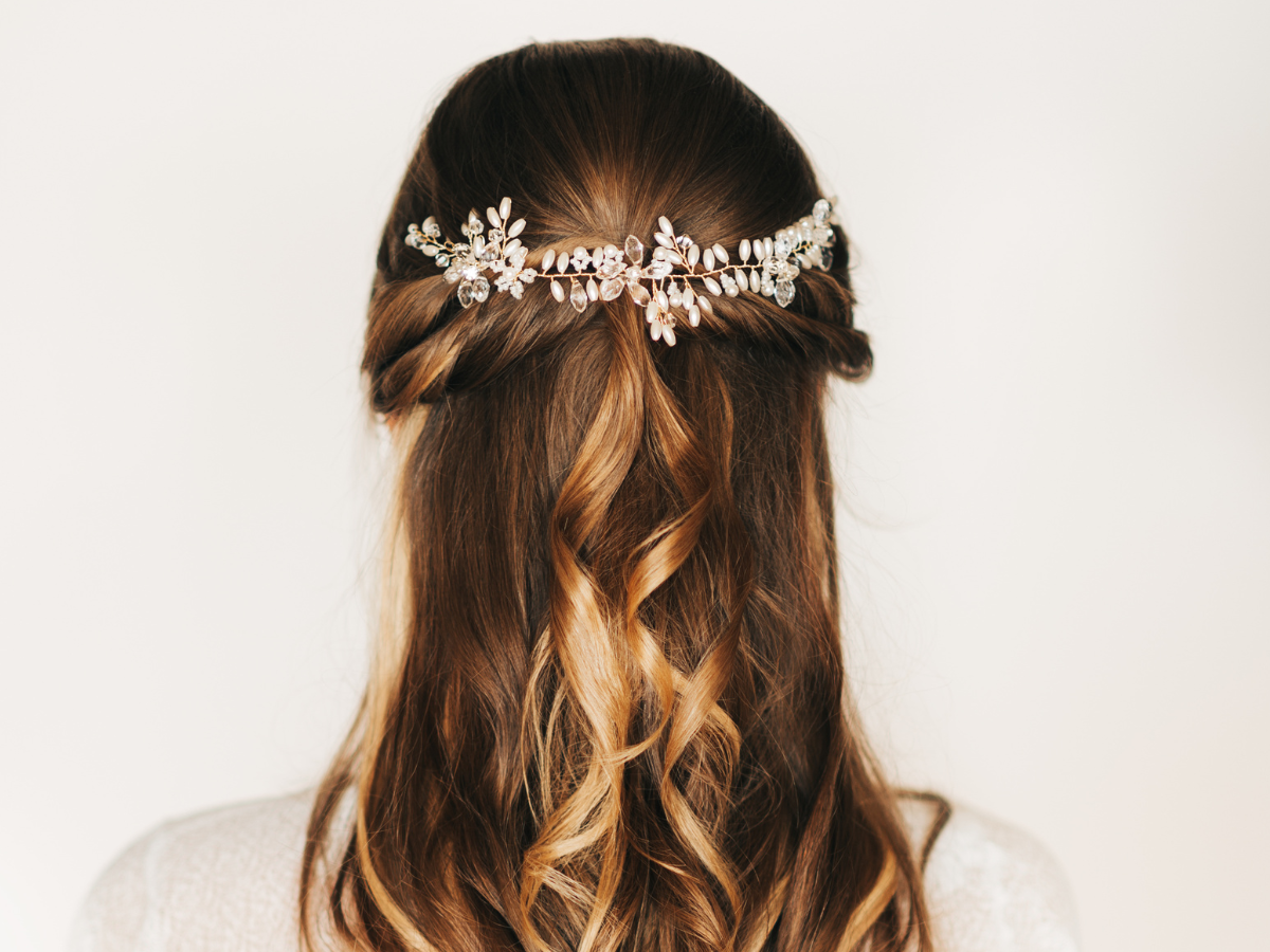 Penteados mais lindos das noivas. Foto aparece um cabelo semi preso com acessório em pérolas