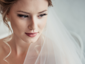 Cronograma de Skincare para noivas. Foto aparece uma noiva maquiada para o grande dia. O batom é marrom e seus olhos esfumados em preto.