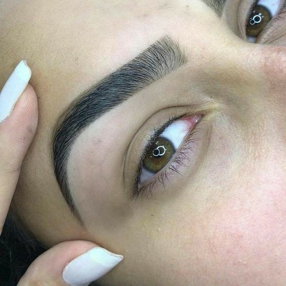 sobrancelha arqueada