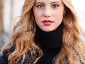 Strawberry blonde. Foto mulher com cabelos loiros avermelhados e batom vermelho.