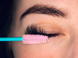 Truques para ter cílios grandes naturalmente. Foto Cílios sendo penteados com rímel