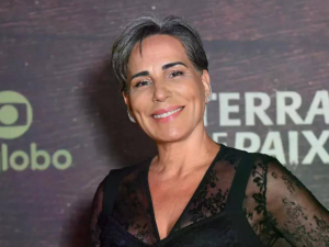 Foto: Glória Pires e seus cabelos brancos.