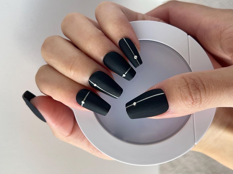 Unhas pretas matte com linhas