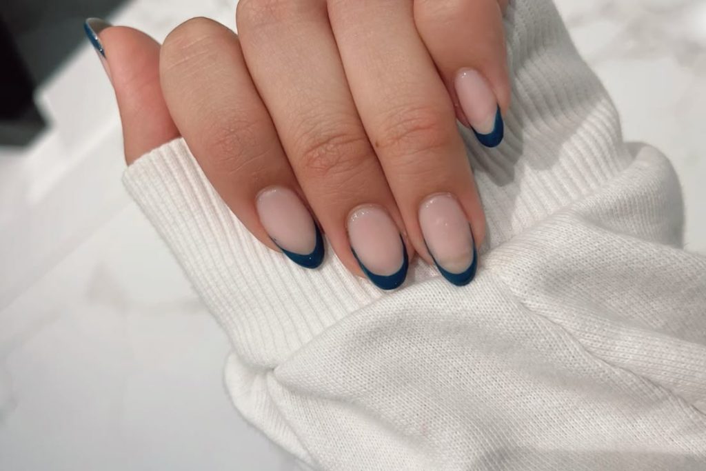 Francesinha em unha redonda azul escuro