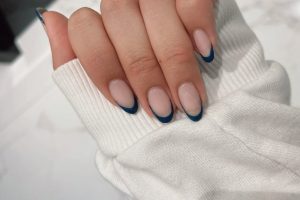 Francesinha em unha redonda azul escuro