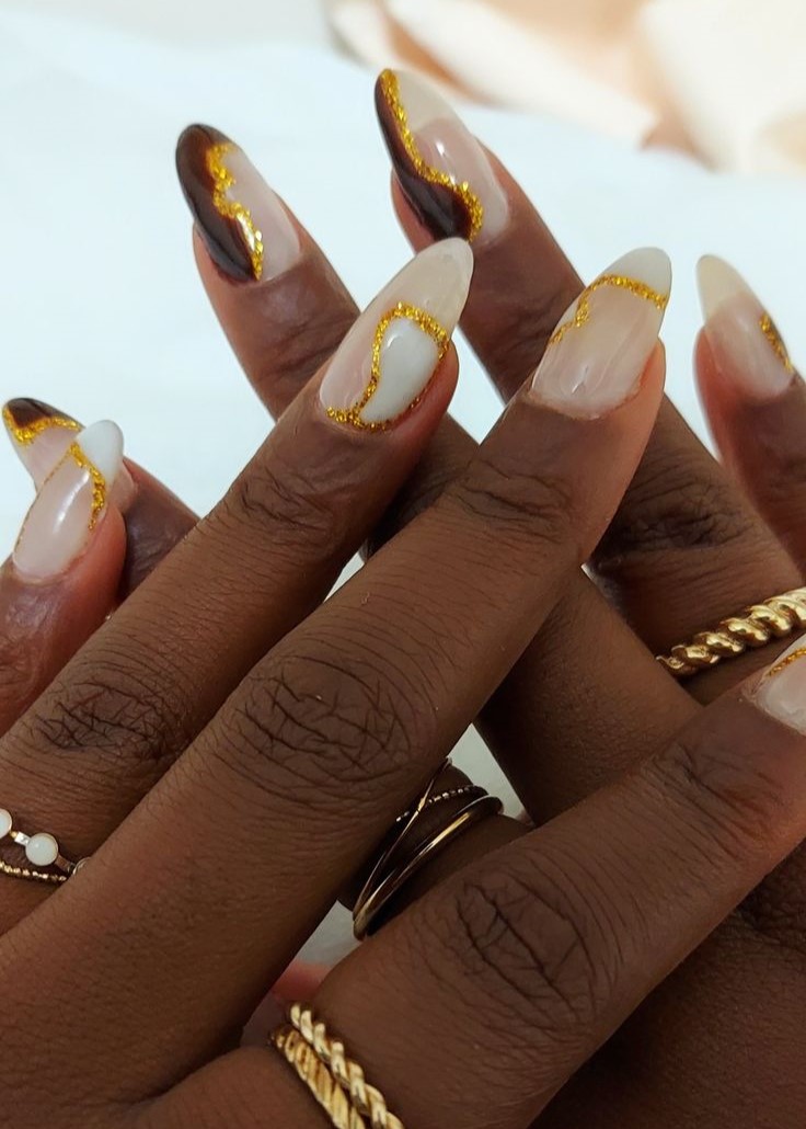 Unhas Douradas e Brancas com Toques de Strass