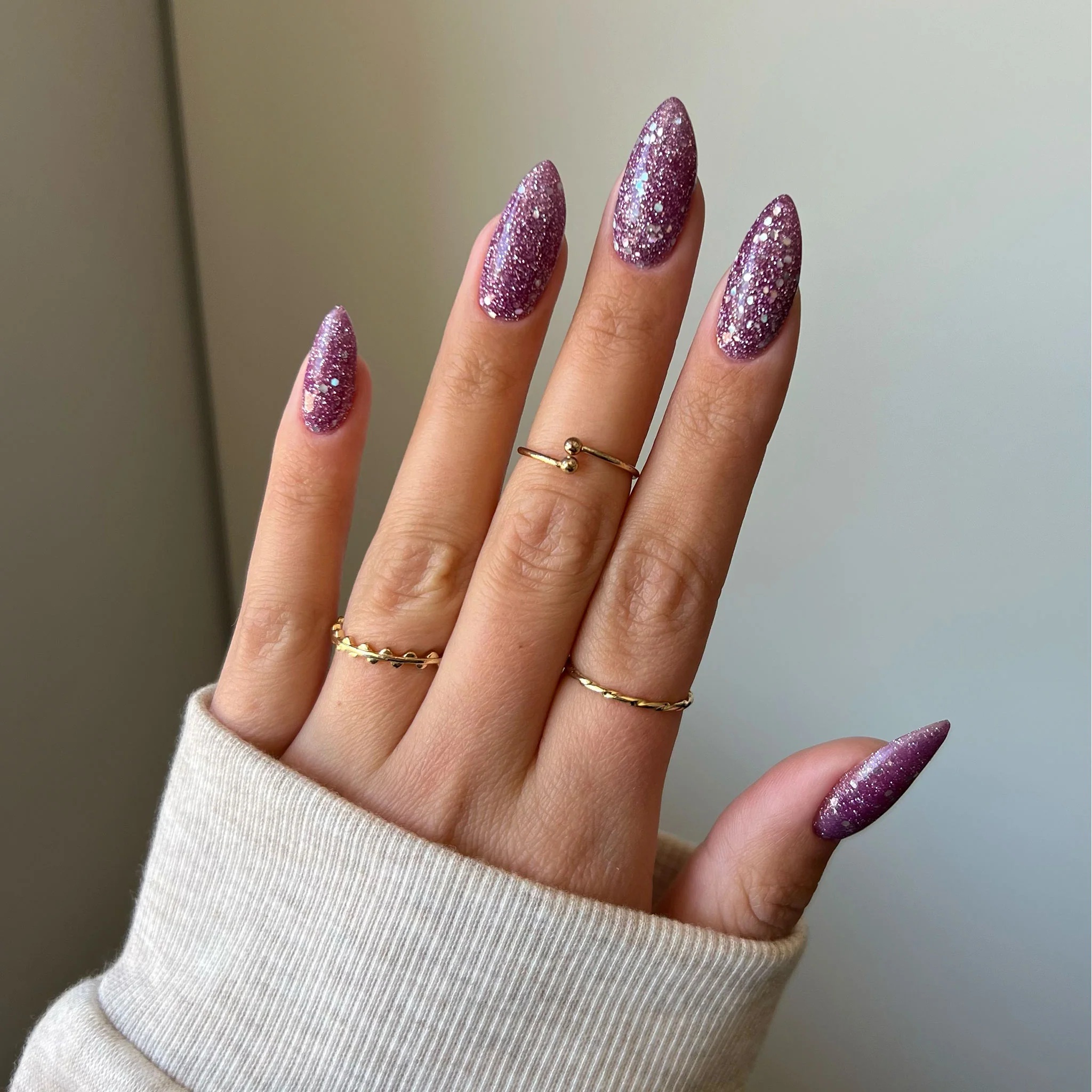 unhas com glitter roxo