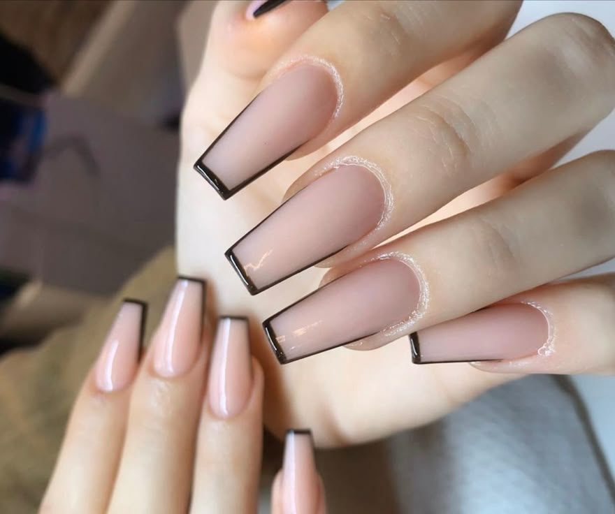 Unhas bailarina com francesinha preta