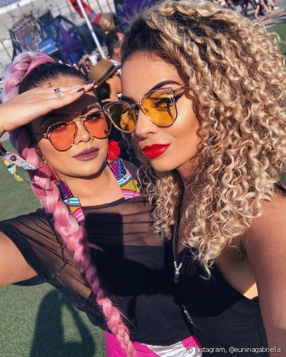 Y2K em Alta com óculos coloridos