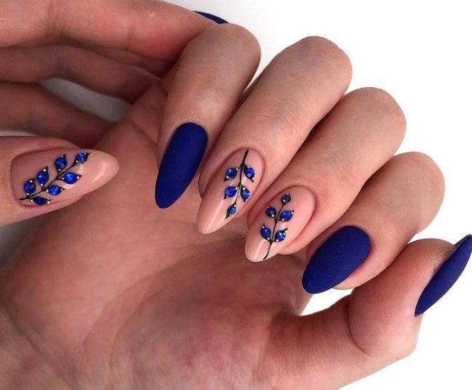 Unhas azul fosco com ideias de flores em unhas específicas