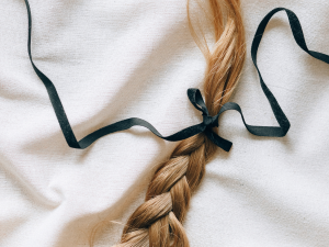 penteados para cabelo liso com fitas de cetim