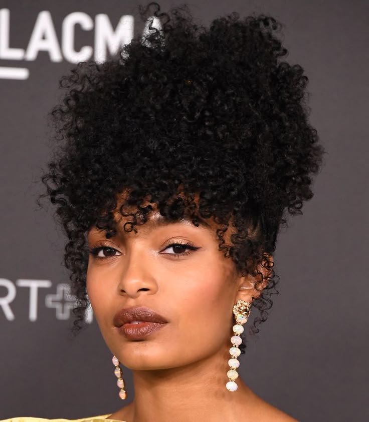 Coque crespo com fio soltos penteados que rejuvenescem