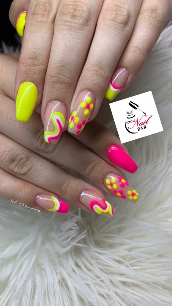 Unhas amarelo e rosa com flores - marca desconhecida (Pinterest)