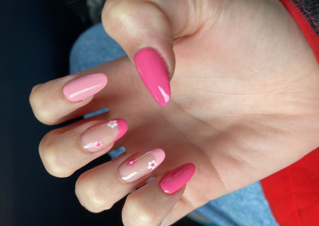 Esmalte de festa junina rosa com flores