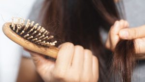 Queda de cabelo no outono: especialistas explicam o fenômeno e dão dicas infalíveis
