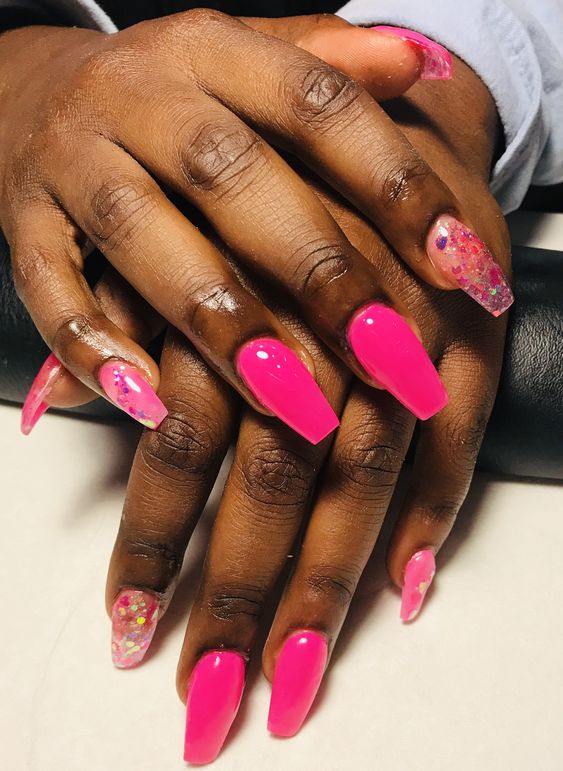 unhas decoradas em rosa