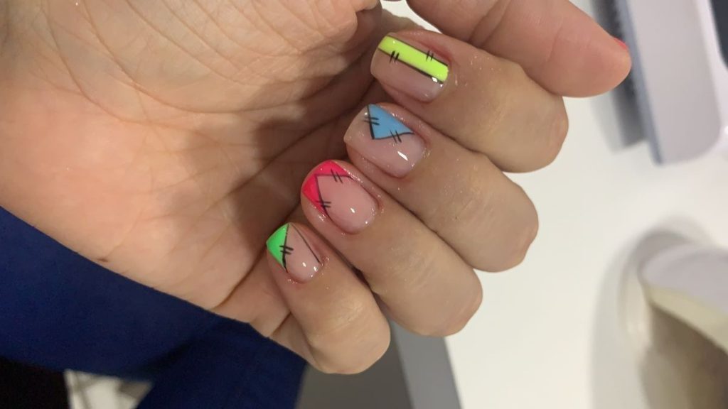 Unhas Festa Junina remendos coloridos em fundo natural