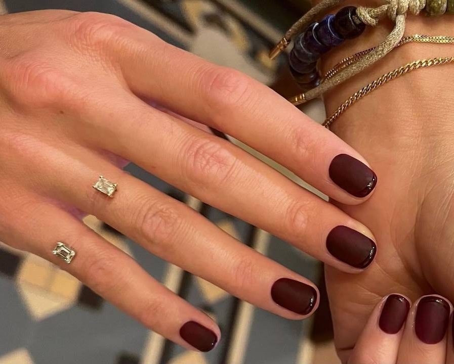 Unhas curtas 2025 francesinha sobre tom