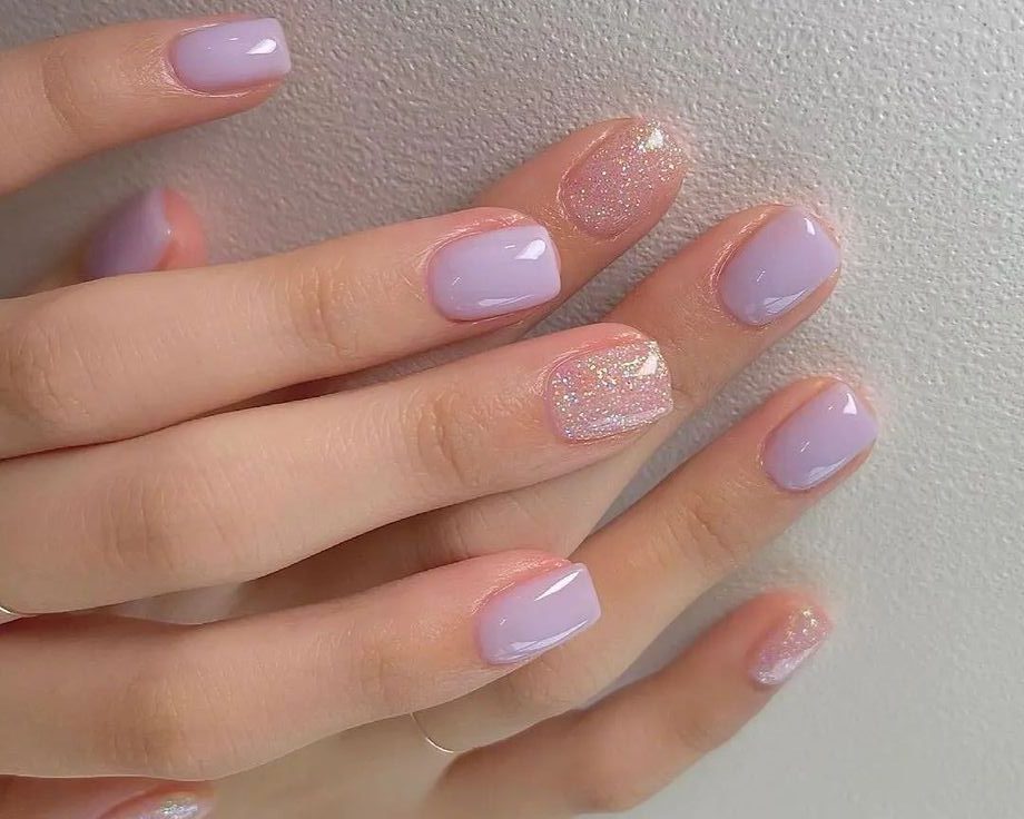 Unhas curtas lavanda com unha em glitter holográfico