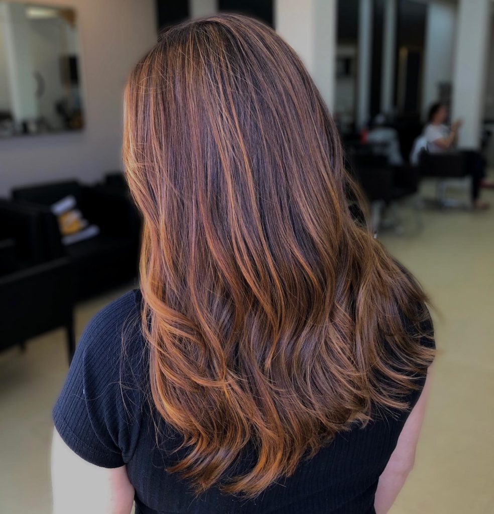mechas toffee em liso natural com toque quente acobreado