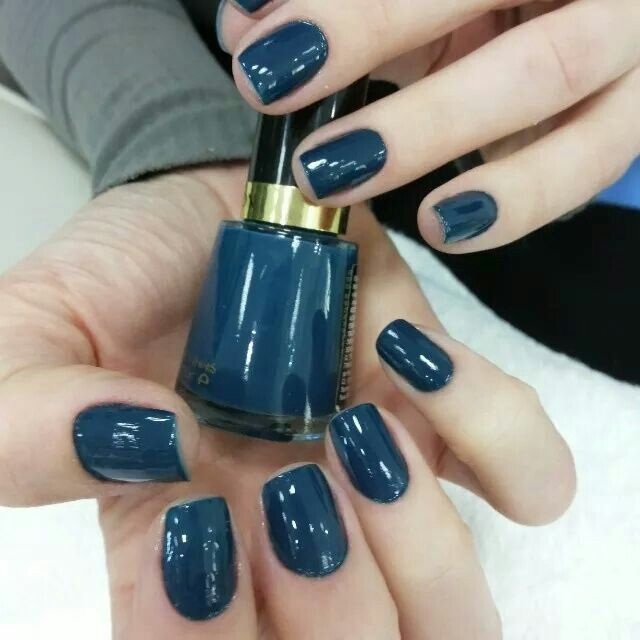 unhas em cor azul-petróleo
