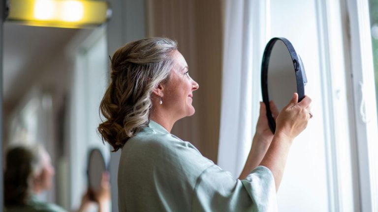 4 penteados infalíveis que mulheres 50+ fazem em apenas 7 minutos