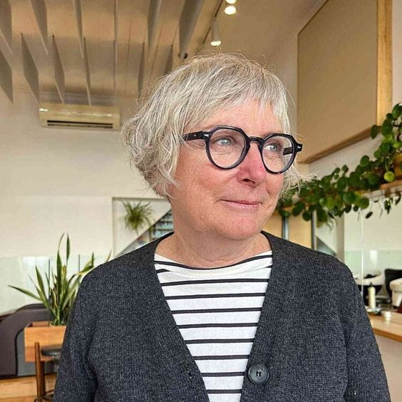 Bob reto com franja curta (Pinterest)