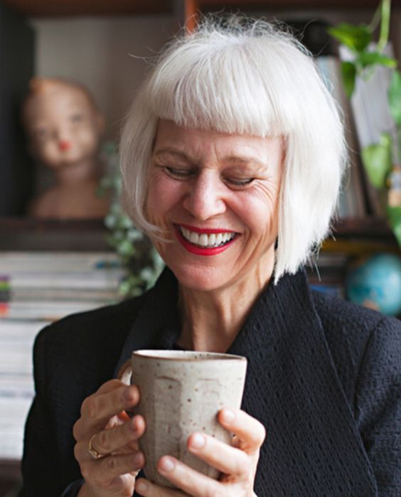 Corte na altura do ombro com franja curta (Pinterest) - Cortes de cabelos proibidos