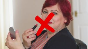 Se você tem mais de 50 anos, JAMAIS use estas 4 cores de batom (elas envelhecem o rosto)