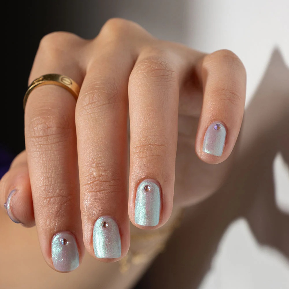 unhas curtas com brilho perolado e pedras discretas