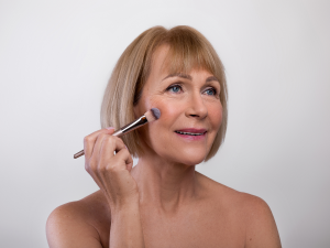 Truques de maquiagem que envelhecem