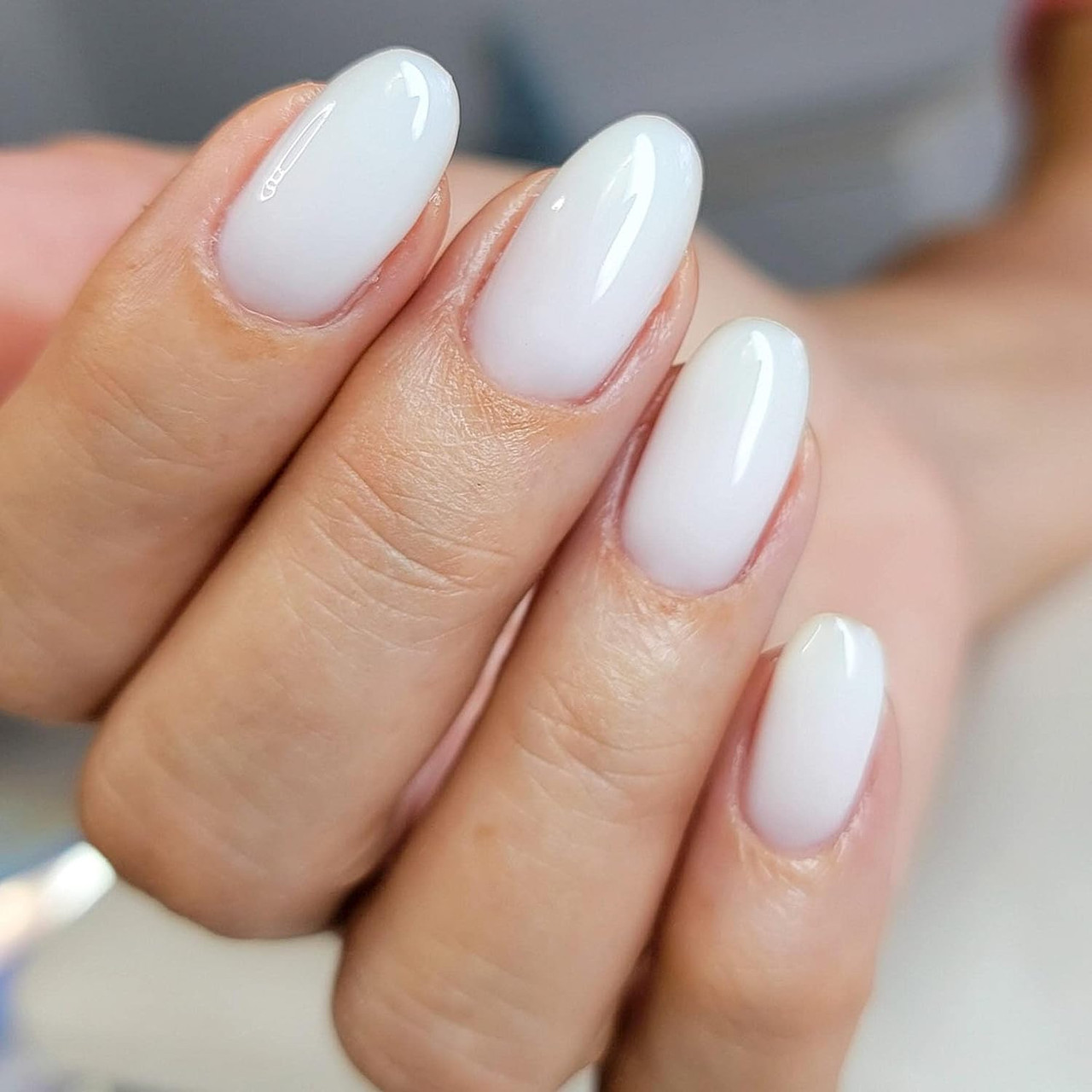 unhas de tom branco leitoso