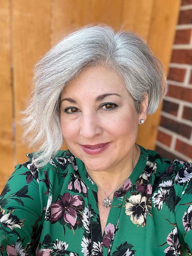 bob curto assimétrico cortes para cabelo grisalho