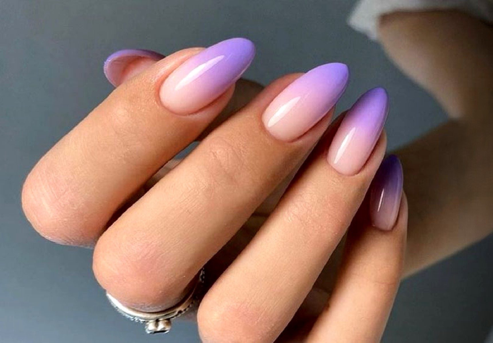 unhas baby boomer com lilás