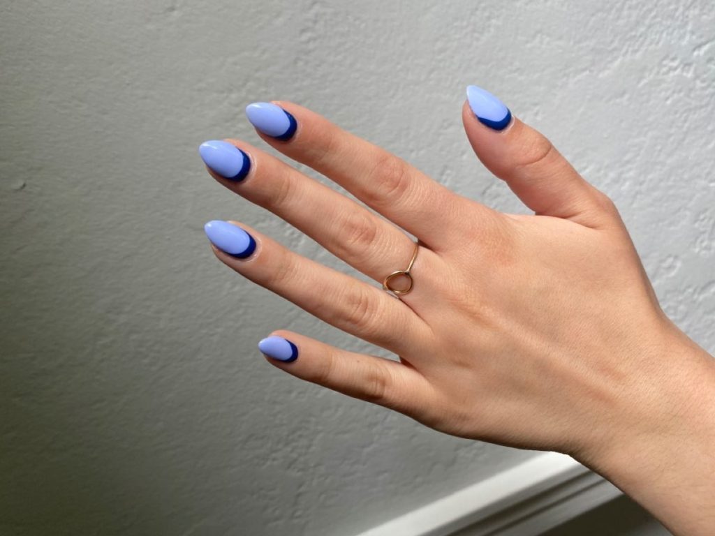 unhas francesinha reversa em azul-escuro e claro