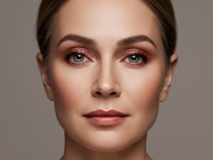 Tons de sombra marrom que rejuvenescem o olhar de mulheres de 50 anos