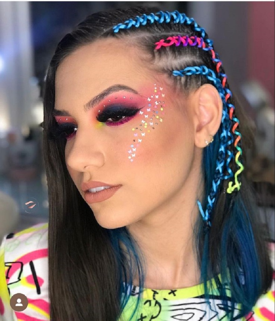 cabelo com tranças coloridas para o carnaval 2025